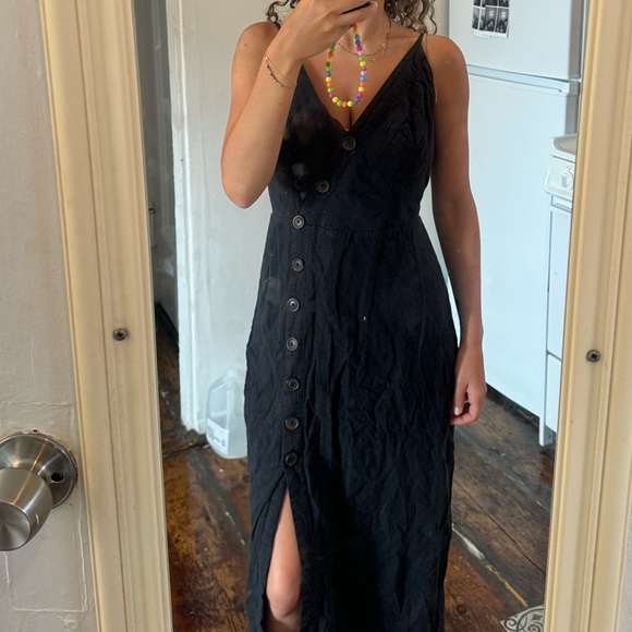 UO black linen sundress. Adjustable straps and elastic at back of dress. Size M. - Picture 4 of 4